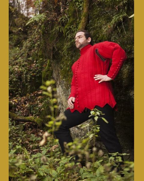 Gambeson mit stoffüberzogenen Holzknöpfen | Spätes 14. Jh. | Größe M | Farbe rot