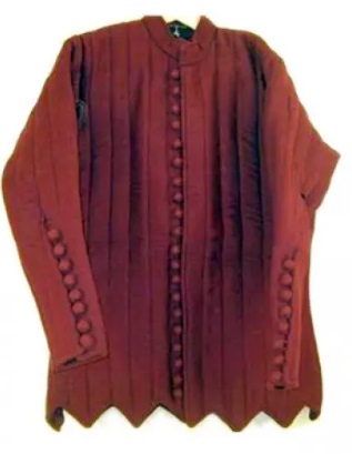 [GDFB/CL/023-M-MR-O] Gambeson mit stoffüberzogenen Holzknöpfen | Spätes 14. Jh. | Größe M | Farbe kastanienrot